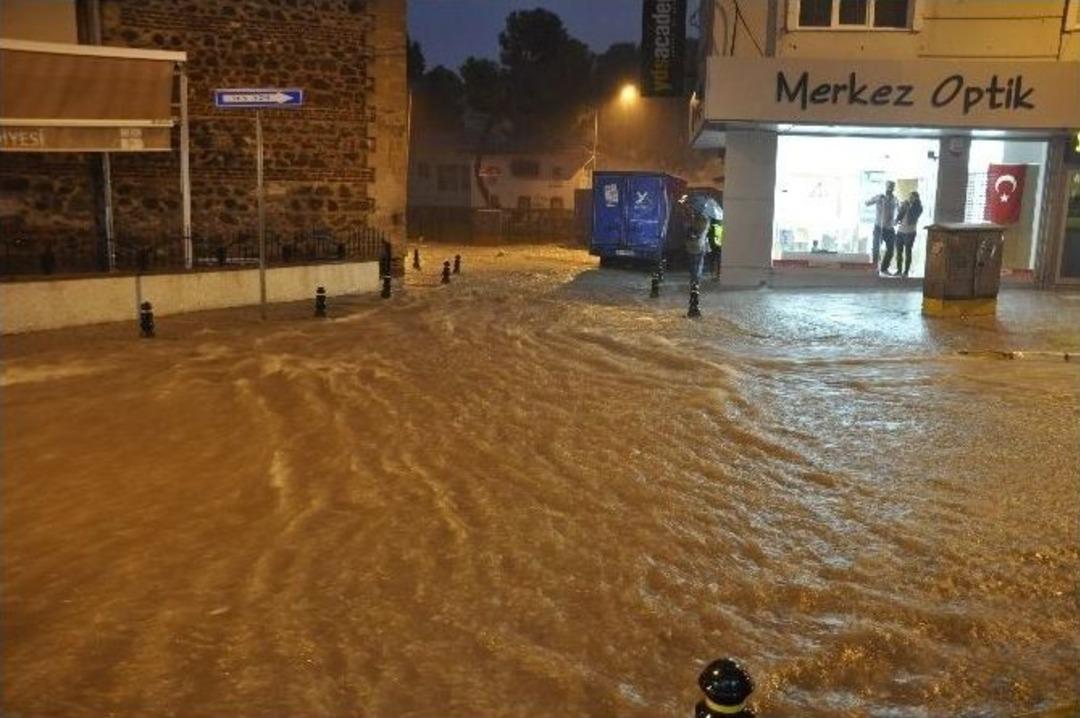 Balıkesir&rsquo;de Sağanak Yağış Hayatı Fel&ccedil; Etti