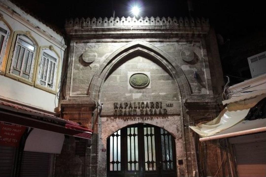 Kapalı &Ccedil;arşıda Yangın Paniği