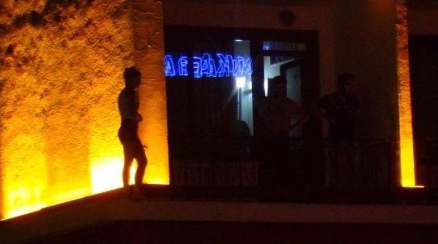 Sevgilisiyle Kavga Eden Kadın Otelin Balkonunda Intihara Kalkıştı