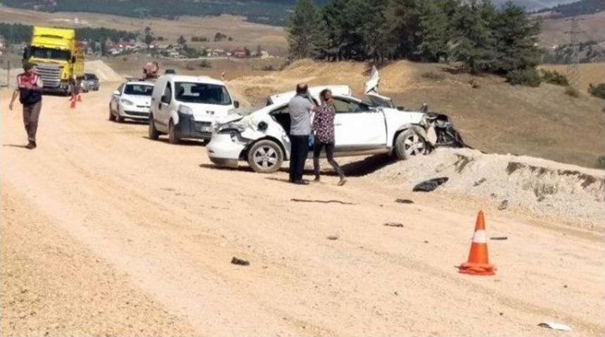 &Uuml;niversiteye Kayıt Yolunda Kaza: 1 &Ouml;l&uuml;, 4 Yaralı