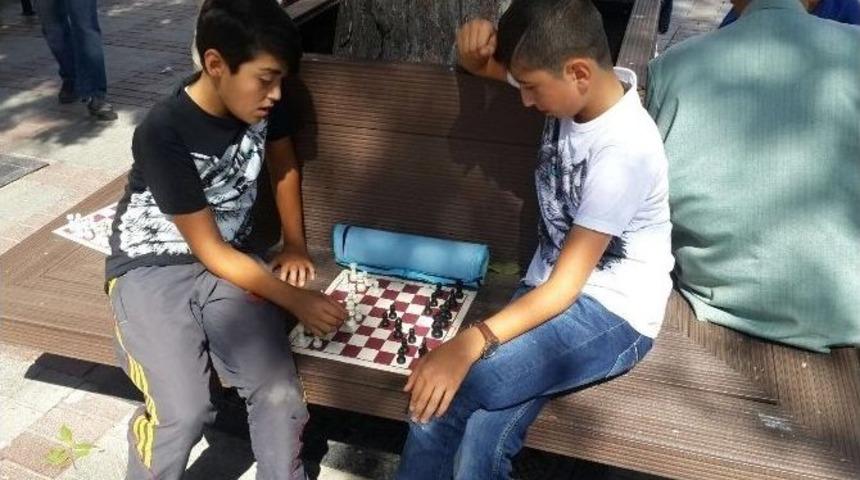 Karaman&rsquo;da Satran&ccedil; Sevgisi Sokaklara Taştı