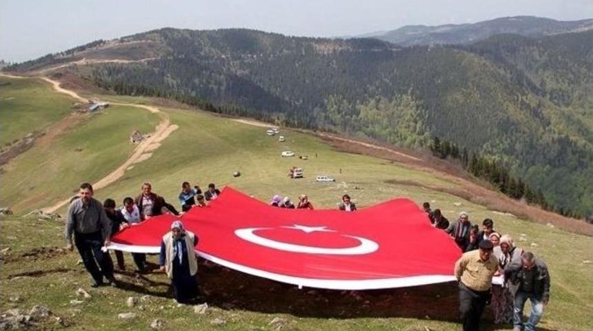 Astığı Bayrakları Destek Gelmediği İ&ccedil;in S&ouml;kecek