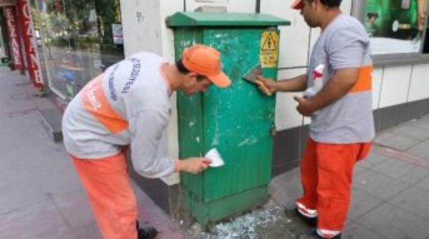 İzmit&rsquo;te Afiş Kirliliğine Ge&ccedil;it Yok