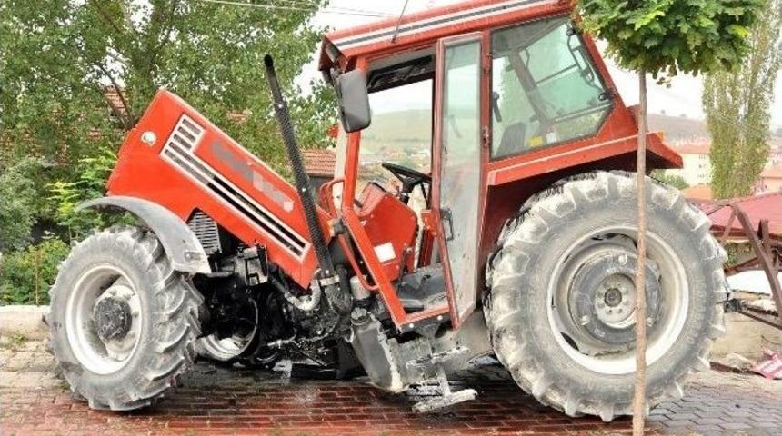 Y&uuml;ksek Gerilim Direği Trakt&ouml;r&uuml; İkiye Ayırdı