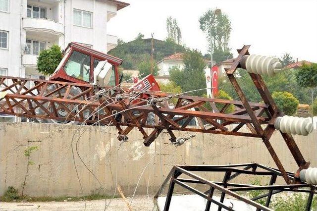 Yüksek Gerilim Direği Traktörü İkiye Ayırdı