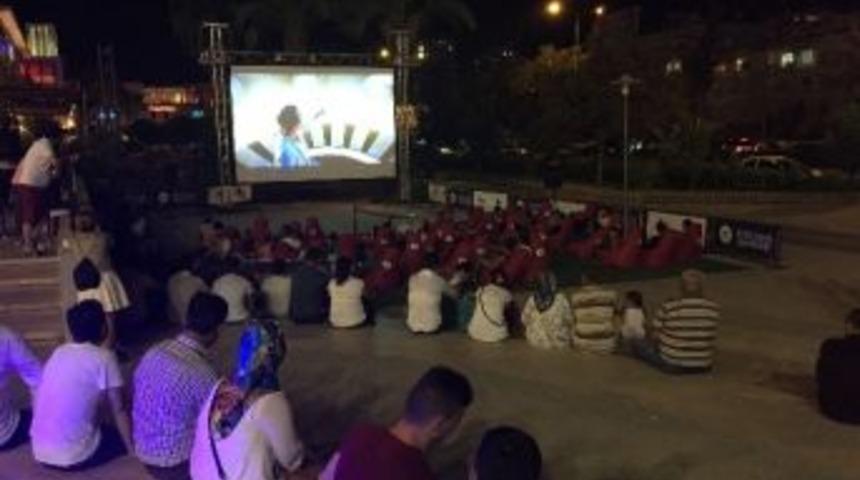 Forum Mersin&rsquo;de A&ccedil;ık Havada Sinema Keyfi