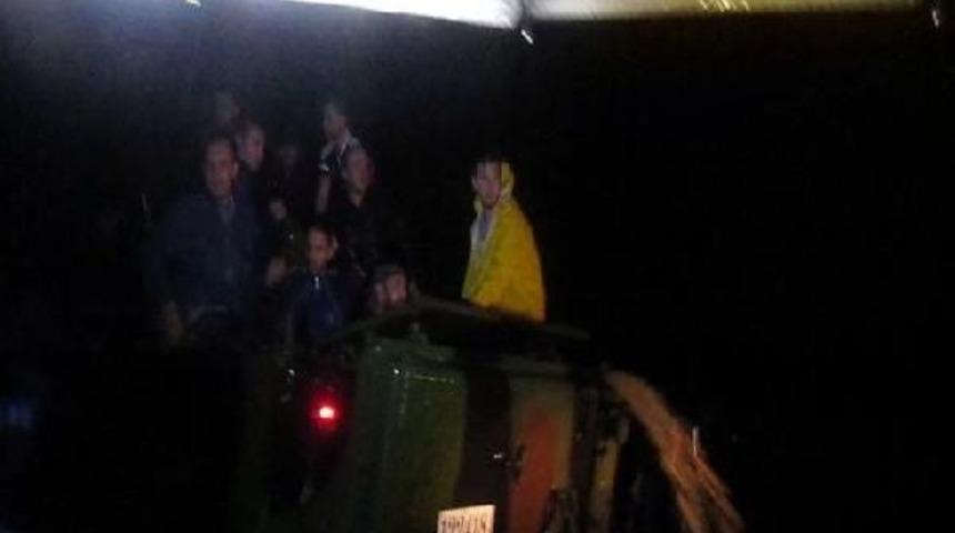 K&ouml;pr&uuml;de Mahsur Kalan 27 Iş&ccedil;i, Askeri Zırhlı Ara&ccedil;la Kurtarıldı