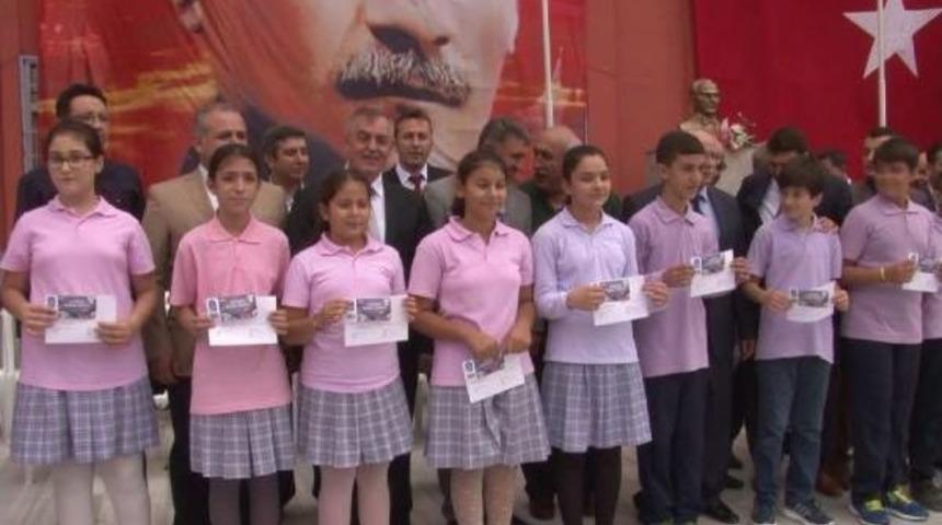 45 Bin &Ouml;ğrenciye Kırtasiye &Ccedil;ekleri Dağıtıldı