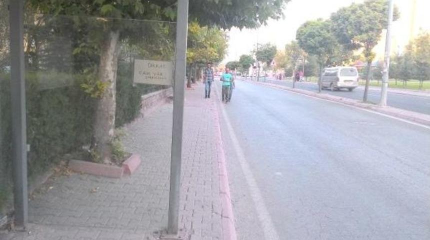 Durağa 'dikkat Cam Var &Ccedil;arpmayın' Yazısı
