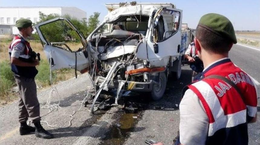 Kamyonet Kamyona &Ccedil;arptı: İki Yaralı