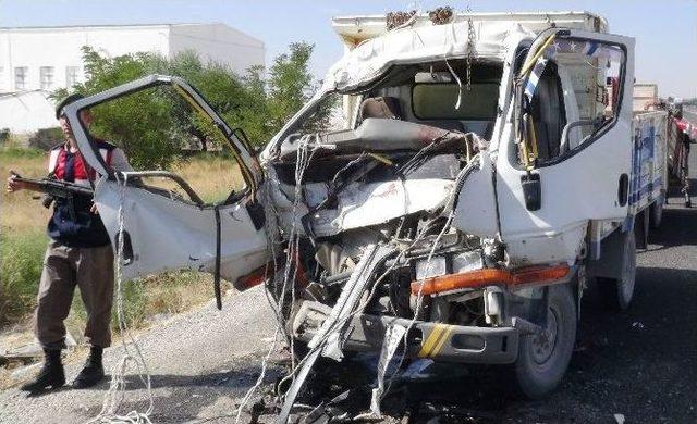 Kamyonet Kamyona &Ccedil;arptı: İki Yaralı 2