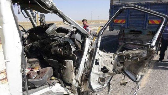 Kamyonet Kamyona &Ccedil;arptı: İki Yaralı 3