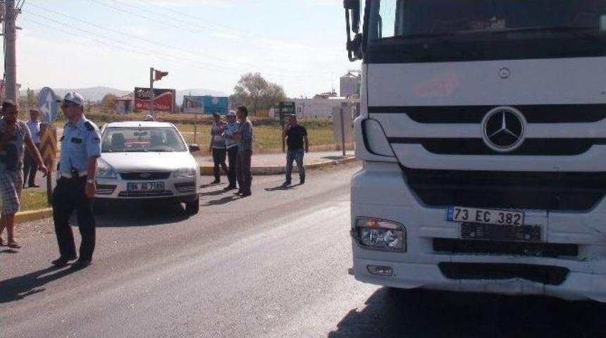 Tır İle Otomobil &Ccedil;arpıştı: 2 Yaralı