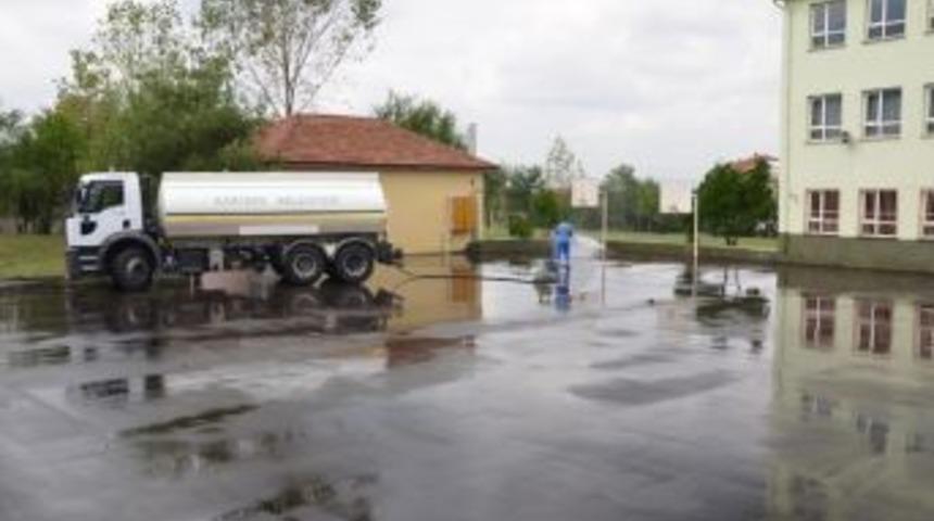 Kartepe&rsquo;nin Okul Bah&ccedil;eleri Yıkanıyor