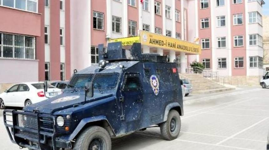 Van'da Pkk'lılar Okula Gece Bomba Attı