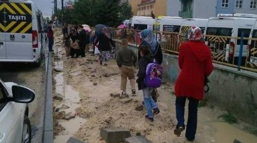 Bata Çıka Okula Gittiler