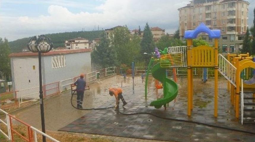 Bilecik&rsquo;te Sağanak Yağış Sonrası Kirlenen Park Temizlendi