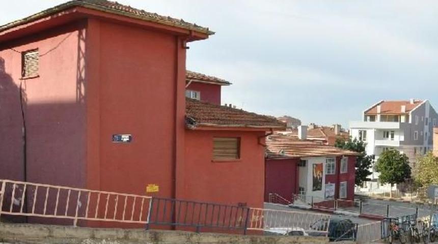 &Ouml;ğrencinin Koluna Kapı Kolu Saplandı