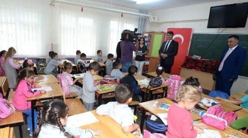 Osmangazi Belediye Başkanı D&uuml;ndar, &Ouml;ğrencilere &Ccedil;anta Dağıttı