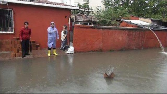 Ümraniye'de Birçok Ev Ve Işyeri Sular Altında Kaldı