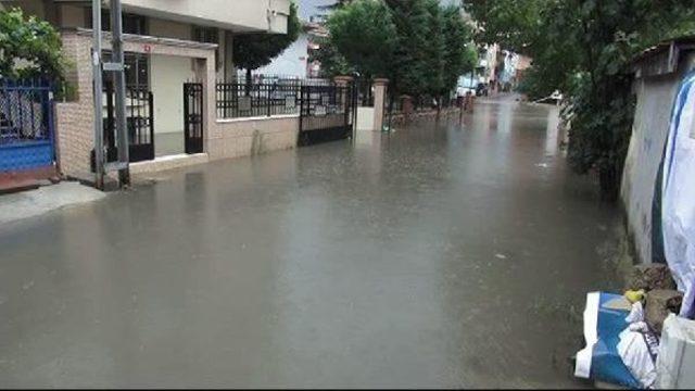 Ümraniye'de Birçok Ev Ve Işyeri Sular Altında Kaldı