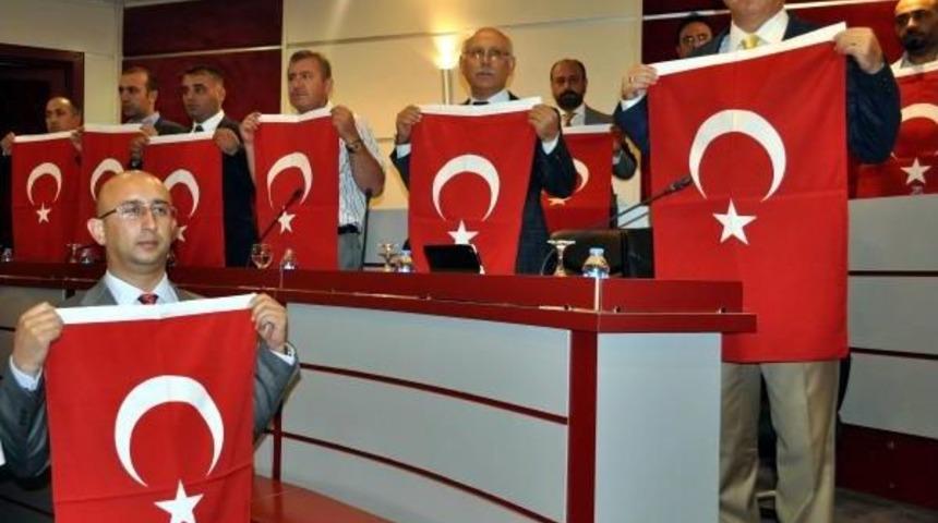 Kto Meclisi'nden Ter&ouml;re Bayraklı Tepki