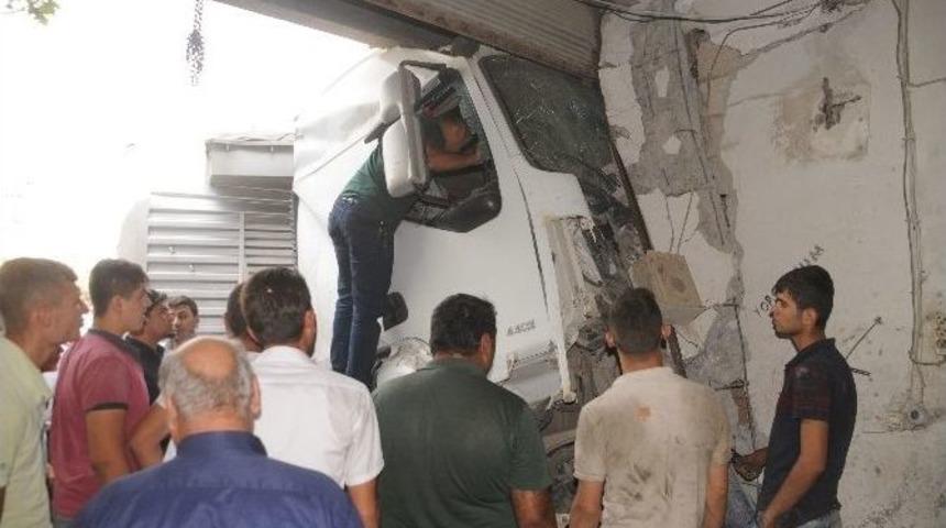 Cizre&rsquo;de Frenleri Boşalan Park Halindeki Tır İş Yerlerine Girdi