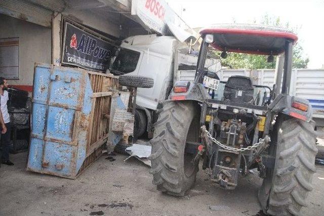 Cizre’de Frenleri Boşalan Park Halindeki Tır İş Yerlerine Girdi