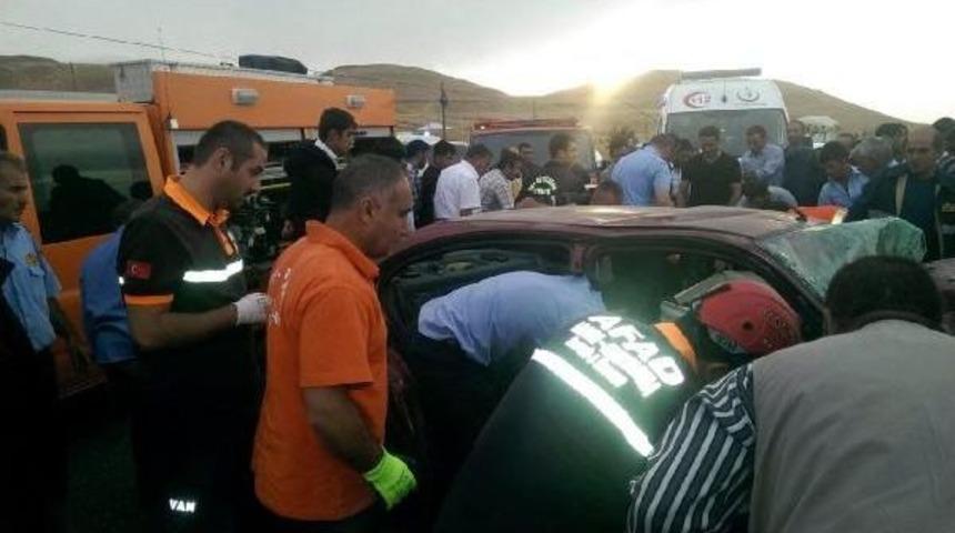 Van'da Trafik Kazası: 2 &Ouml;l&uuml;