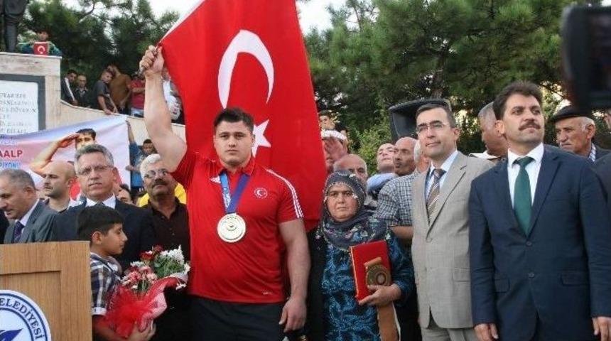 D&uuml;nya G&uuml;reş Şampiyonu Rıza Kayaalp, Memleketinde Mehter Takımı İle Karşılandı