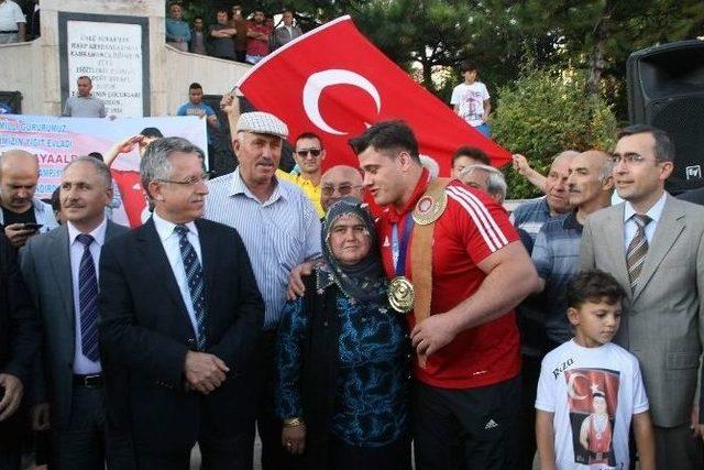 Dünya Güreş Şampiyonu Rıza Kayaalp, Memleketinde Mehter Takımı İle Karşılandı