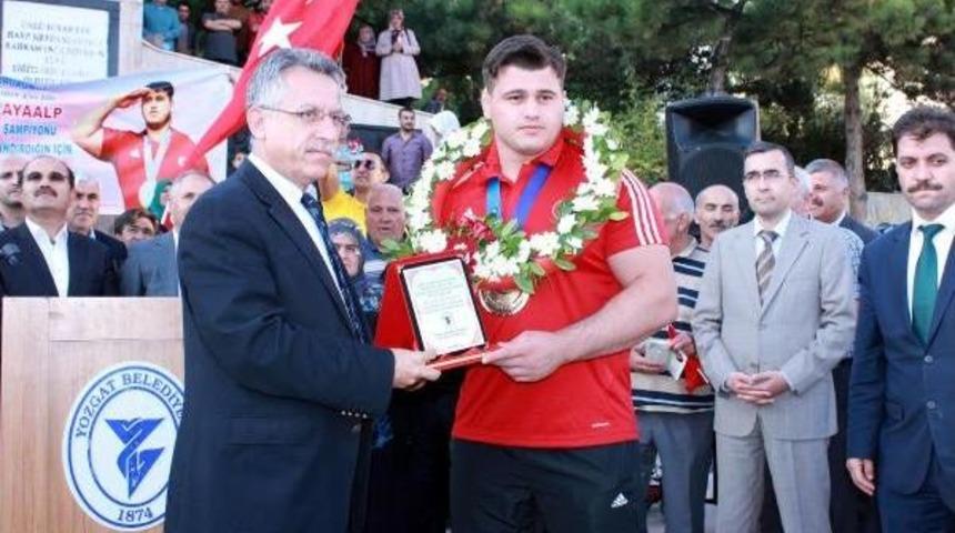 Milli G&uuml;reş&ccedil;i Rıza Kayaalp'e Memleketinde Mehterli Karşılama