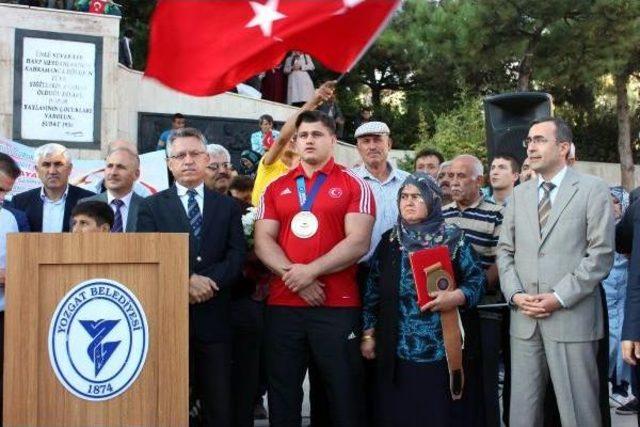 Milli Güreşçi Rıza Kayaalp'e Memleketinde Mehterli Karşılama