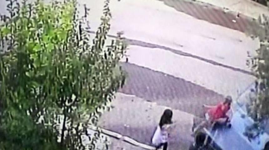 12 Yaşındaki S&uuml;r&uuml;c&uuml;, Kaldırımdaki &Ccedil;ocuklara &Ccedil;arptı