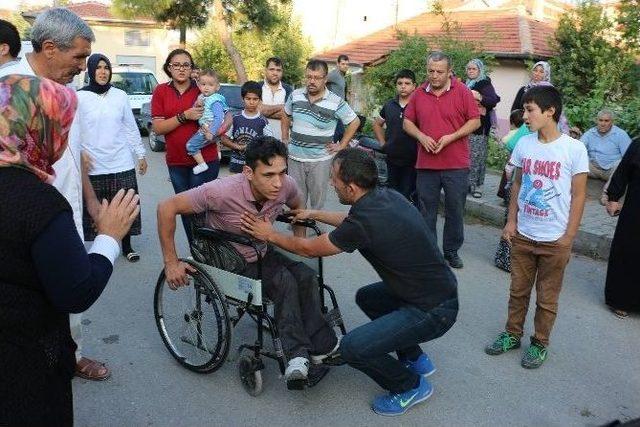 12 Yaşındaki Sürücü, Kaldırımdaki Çocuklara Çarptı