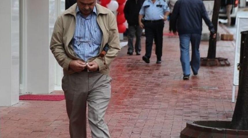 Soğuk Ve Yağışlı Hava Geldi, Kışlıklar Dolaptan Erken &Ccedil;ıktı