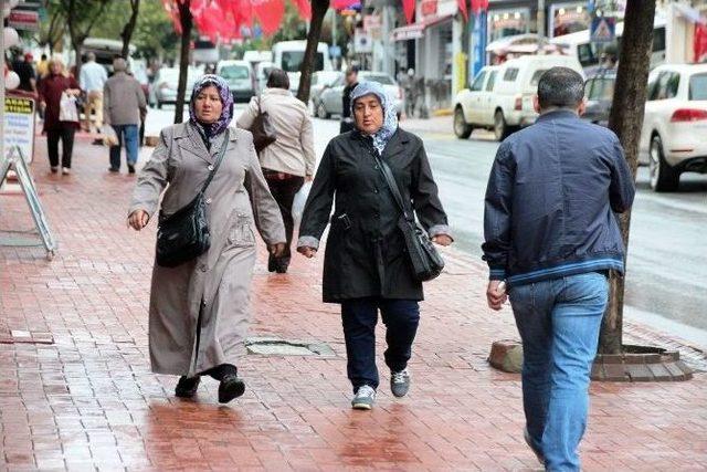 Soğuk Ve Yağışlı Hava Geldi, Kışlıklar Dolaptan Erken Çıktı