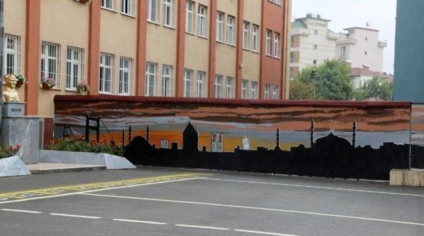 Okul Duvarları Tabloya D&ouml;nd&uuml;