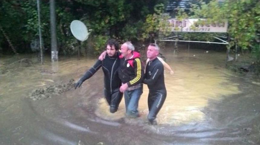 Selde Mahsur Kalan &Ouml;ğrenci Ve Esnafları Dalgı&ccedil;lar Kurtardı