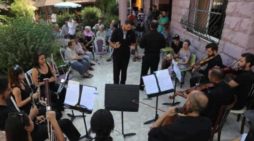 Yaşlılara Klasik M&uuml;zik Ziyafeti