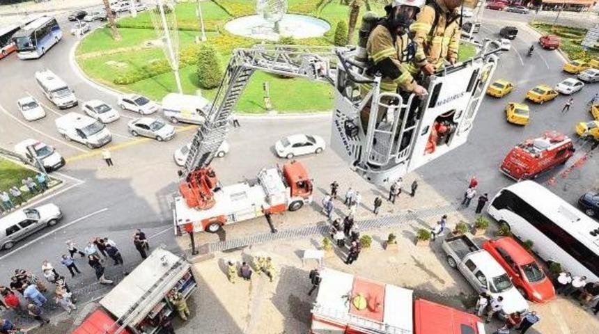 İzmir'de Itfaiyeden Nefes Kesen Tatbikat