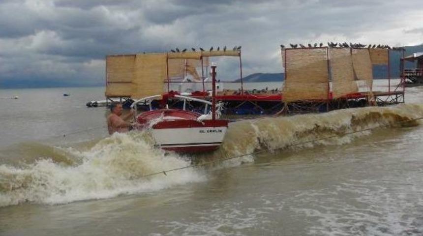 K&uuml;&ccedil;&uuml;kkumla'da Sel Evlere Fırtına Sandal Yatlara Zarar Verdi.