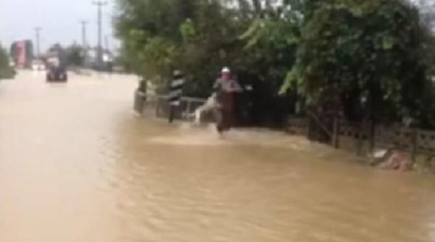 Kurtarmaya &Ccedil;alıştığı K&ouml;pek Sel Sularına Kapılıp S&uuml;r&uuml;klendi