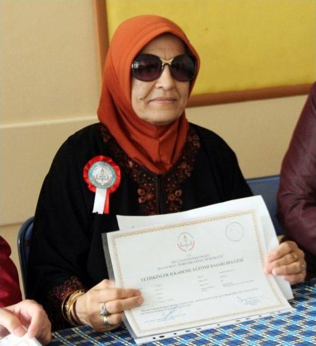 Babası Okutmadı 55 Yaşında Diploma Aldı