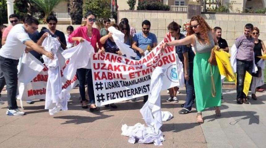 Fizyoterapistler &Ouml;nl&uuml;k Atarak Y&ouml;k'&uuml; Protesto Etti