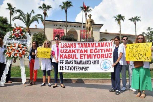 Fizyoterapistler Önlük Atarak Yök'ü Protesto Etti