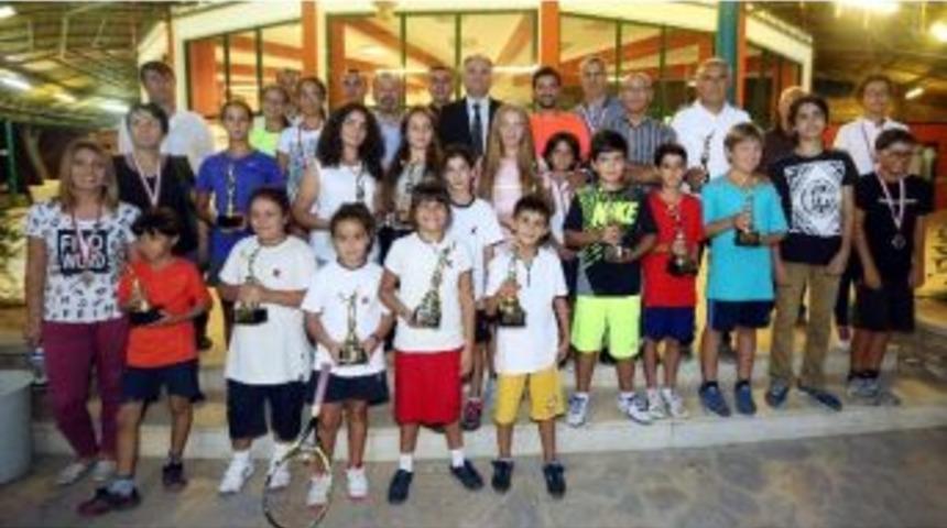Büyükşehir Belediyesi Tenis Turnuvası Yapıldı