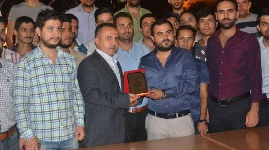 Ak Gençler’den Tamer Dağlı’ya Teşekkür Plaketi