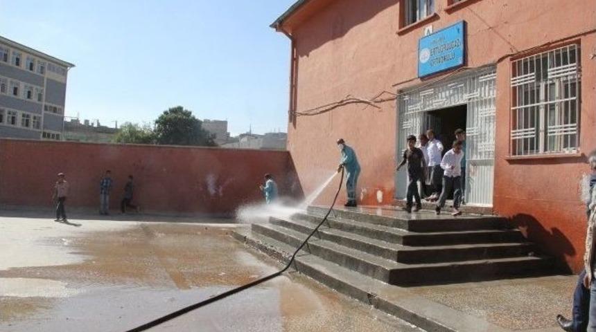 Eyy&uuml;biye Belediyesi, Okullarda Temizlik &Ccedil;alışması Başlattı