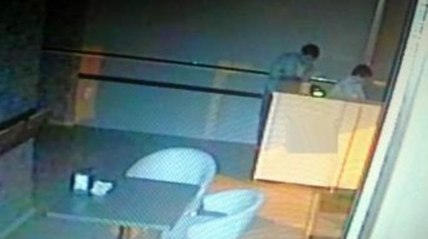 Bilgisayarı Bırakıp Bahşiş Kutusu &Ccedil;aldılar